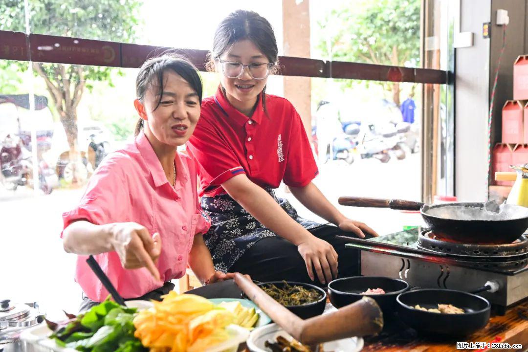 全网追的“扁担女孩”，找了一份暑假工，时薪12元 - 天门生活资讯 - 天门28生活网 tm.28life.net