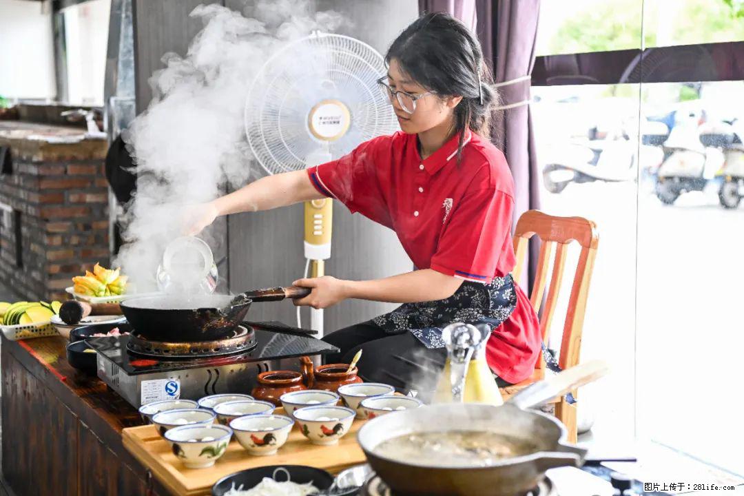 全网追的“扁担女孩”，找了一份暑假工，时薪12元 - 天门生活资讯 - 天门28生活网 tm.28life.net